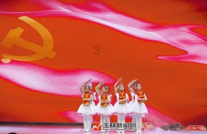 在我眼里，爸爸是个合格的父亲，但不是一个合格的丈夫，他经常欺负妈妈，和看不起妈妈，怎么办？游戏画面