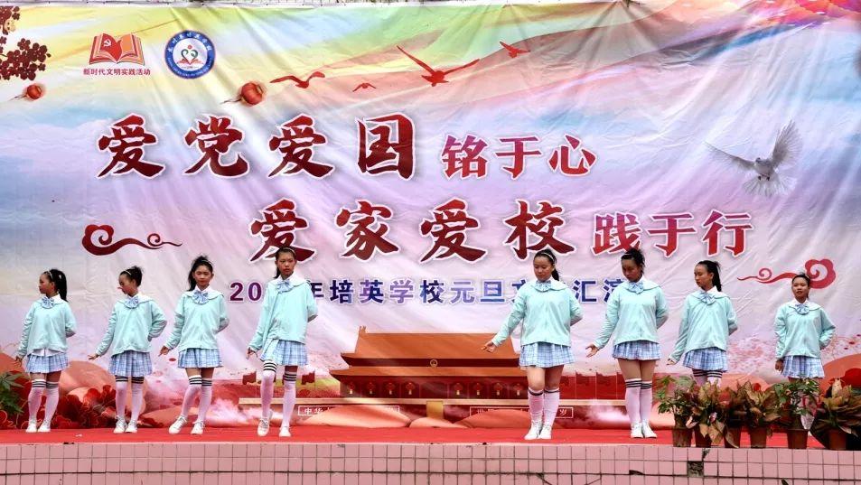 在我眼里，爸爸是个合格的父亲，但不是一个合格的丈夫，他经常欺负妈妈，和看不起妈妈，怎么办？游戏画面