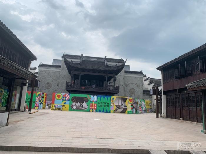女子被公鸡“偷袭”，忍无可忍开启“人鸡大战”